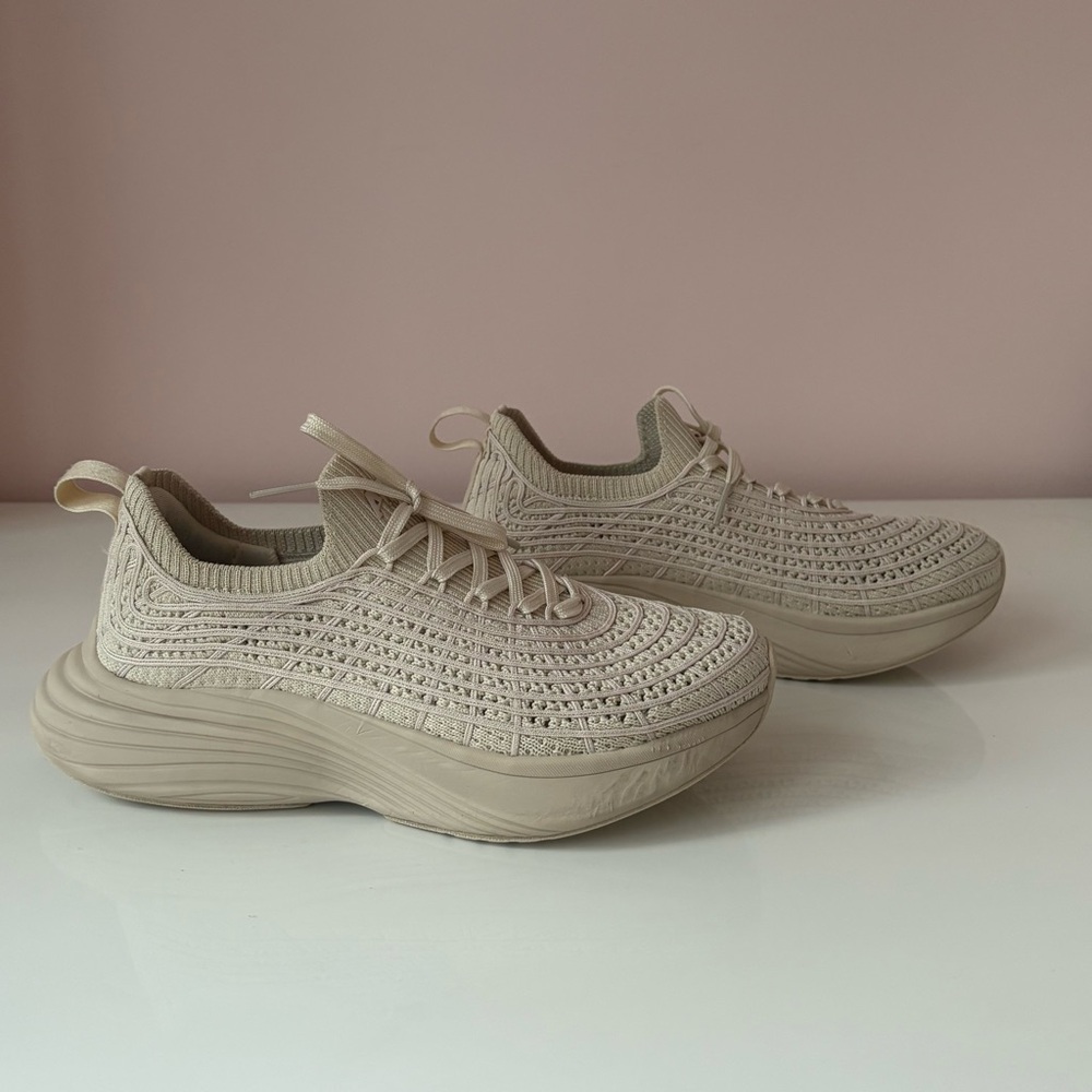 APL Women’s TechLoom Zipline Sneakers Parchment sz 5.5